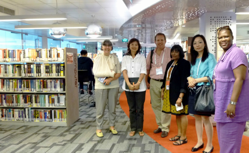 SP Library Director Mrs Fang Sin Guek (second from left) with Ms Helen Durndell (extreme left) and other IFLA delegates at Da Vinci Level.